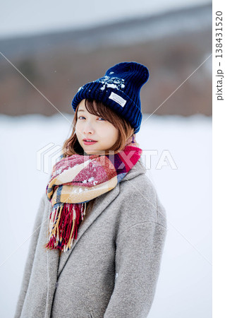 雪の上に立つ笑顔の女性 雪の上に立つ笑顔の女性 138431520