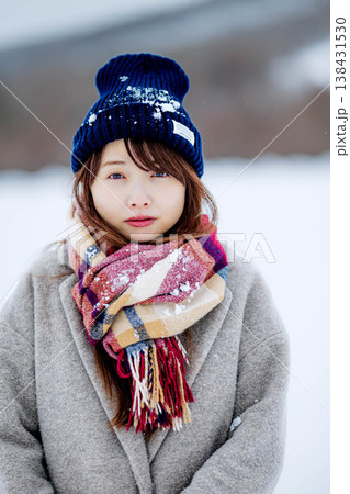 雪の上に立つ笑顔の女性 雪の上に立つ笑顔の女性 138431530