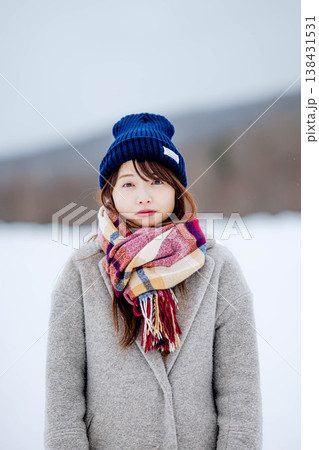 雪の上に立つ笑顔の女性 雪の上に立つ笑顔の女性 138431531