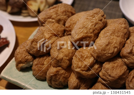 皿に盛られたお稲荷さん 138431545