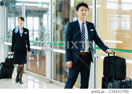 空港を移動する男女CA　「撮影協力：関西国際空港（KIX）」 138431780