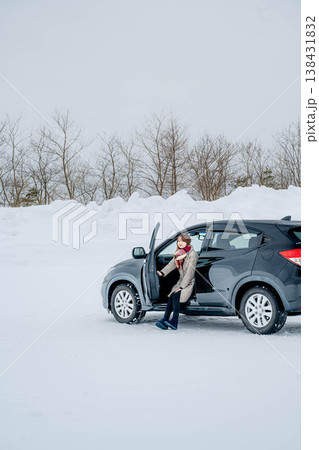 冬の雪の中車に乗る若い女性 冬の雪の中車に乗る若い女性 138431832