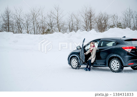 冬の雪の中車に乗る若い女性 冬の雪の中車に乗る若い女性 138431833