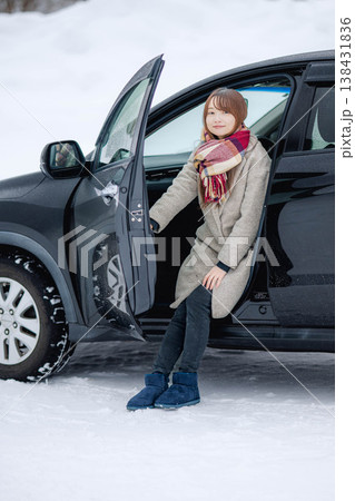 冬の雪の中車に乗る若い女性 冬の雪の中車に乗る若い女性 138431836