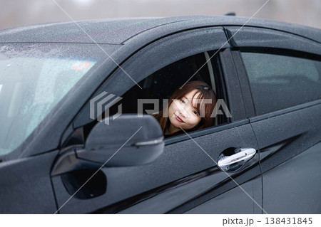 冬の雪の中車に乗る若い女性 138431845
