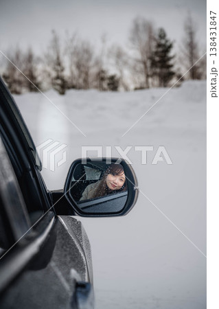 冬の雪の中車に乗る若い女性 138431847