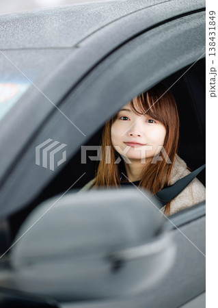 冬の雪の中車に乗る若い女性 冬の雪の中車に乗る若い女性 138431849