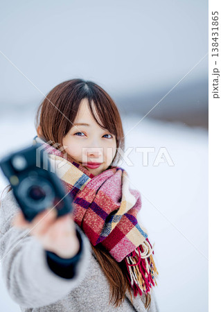 カメラを持つ若い女性 カメラを持つ若い女性 138431865