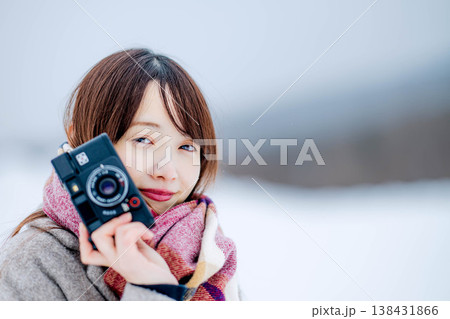 カメラを持つ若い女性 カメラを持つ若い女性 138431866