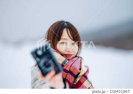 カメラを持つ若い女性 カメラを持つ若い女性 138431867