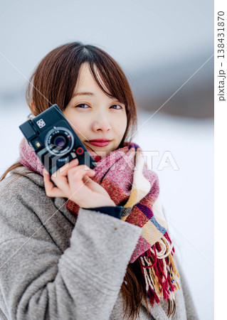 カメラを持つ若い女性 138431870