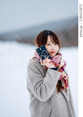 カメラを持つ若い女性 カメラを持つ若い女性 138431871