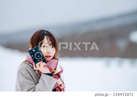 カメラを持つ若い女性 138431872