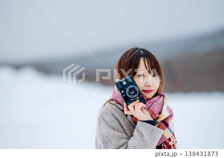 カメラを持つ若い女性 138431873