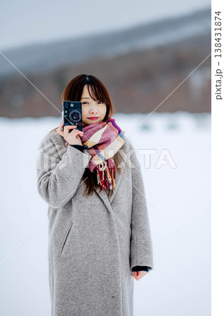 カメラを持つ若い女性 カメラを持つ若い女性 138431874