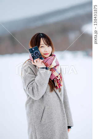 カメラを持つ若い女性 カメラを持つ若い女性 138431875