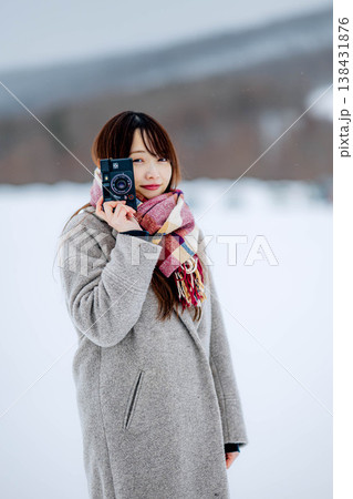 カメラを持つ若い女性 138431876