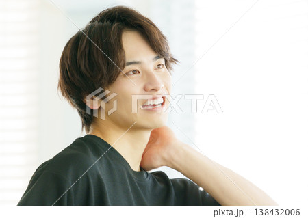 窓際に立つ若い日本人男性のポートレート 窓際に立つ若い日本人男性のポートレート 138432006