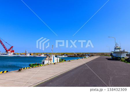 道北の小さな港　浜猿払漁港 138432309