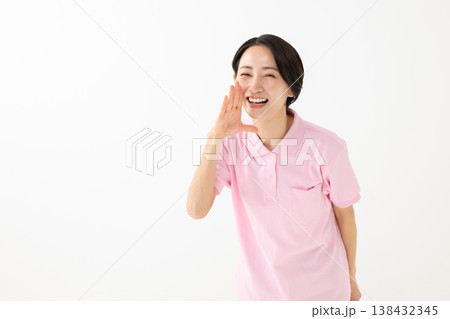 エールを送る女性 エールを送る女性 138432345