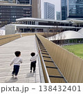 未来へ進む子どもたちの後ろ姿 成長と日常を表すイメージ 138432401