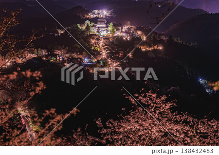奈良吉野山の夜桜と灯りに浮かぶ金峯山寺の絶景 138432483