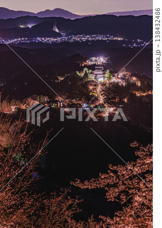 奈良吉野山 夜桜と町明かりが織りなす幻想的な景観 奈良吉野山 夜桜と町明かりが織りなす幻想的な景観 138432486