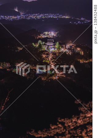 夜の吉野山 金峯山寺と桜が彩る春の日本風景 夜の吉野山 金峯山寺と桜が彩る春の日本風景 138432488
