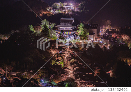 夜に咲く吉野の桜と歴史ある町並みの光景 夜に咲く吉野の桜と歴史ある町並みの光景 138432492