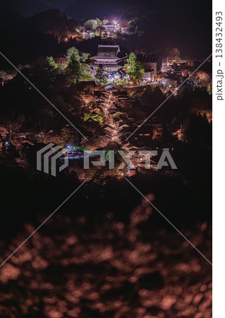 奈良吉野山 夜桜と参道の灯りが導く春の夜 138432493