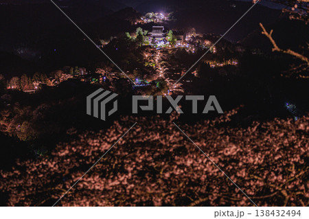 日本の原風景 吉野山の夜桜と寺院のライトアップ 138432494