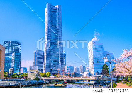 日本の横浜都市景観4月2日。横浜市役所前から、屋形船や横浜ランドマークタワー、ロープウェイなどを望む 日本の横浜都市景観4月2日。横浜市役所前から、屋形船や横浜ランドマークタワー、ロープウェイなどを望む 138432583