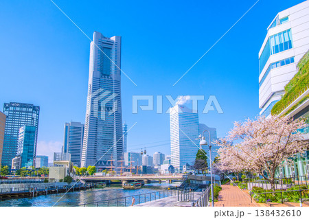 日本の横浜都市景観4月2日。横浜市役所前から、屋形船や横浜ランドマークタワー、ロープウェイなどを望む 138432610