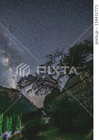星降る夜に浮かぶ兵太郎桜と天の川の絶景風景 138432771