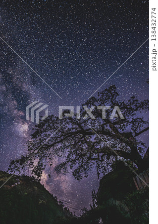 夜空を横切る天の川と兵太郎桜 奈良の秘境の星景 138432774