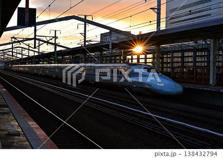 駅に到着する新幹線 138432794