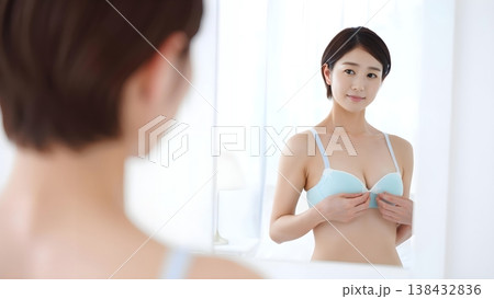 朝の鏡の前でお気に入りの下着を身に着け微笑む女性 138432836