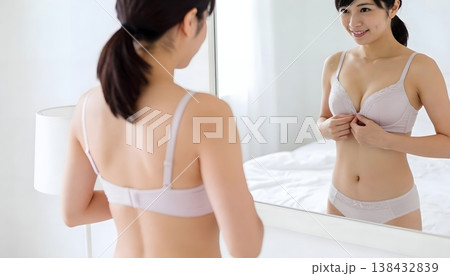 朝の鏡の前でお気に入りの下着を身に着け微笑む女性 138432839