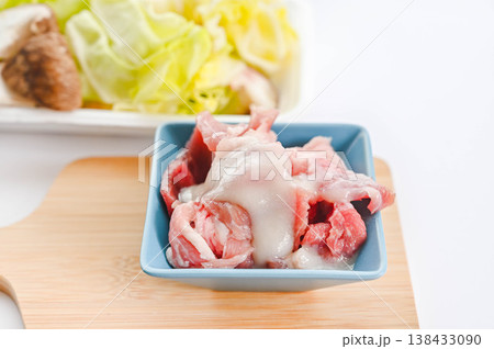 塩こうじに漬ける豚ロース肉 138433090