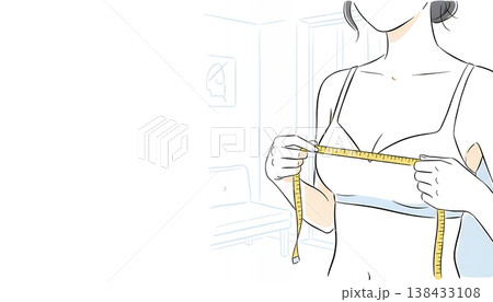 自宅でメジャーを使ってバストサイズを測る女性 138433108