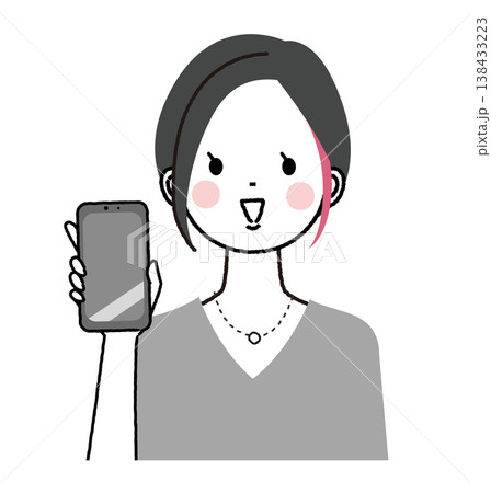 インナーカラーのショートボブの女性 笑顔でスマートフォンの画面を見せる女性 インナーカラーのショートボブの女性 笑顔でスマートフォンの画面を見せる女性 138433223