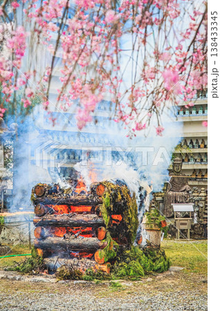 奈良吉野山 花まつりの護摩焚きと桜が彩る春の伝統風景 奈良吉野山 花まつりの護摩焚きと桜が彩る春の伝統風景 138433345