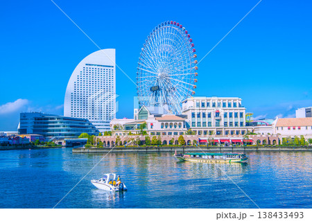 日本の横浜都市景観 大観覧車やパシフィコ横浜、アニヴェルセルみなとみらい横浜、屋形船などを望む 138433493