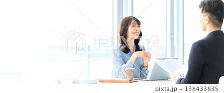 ノートパソコンを使って打ち合わせをするビジネスパーソンのミーティングイメージ（LP・バナー向け） 138433835