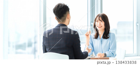 打ち合わせをするビジネスパーソンのミーティングイメージ（LP・バナー向け） 138433838