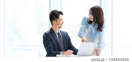 ノートパソコンを使って打ち合わせをするビジネスパーソンのミーティングイメージ（LP・バナー向け） 138433839