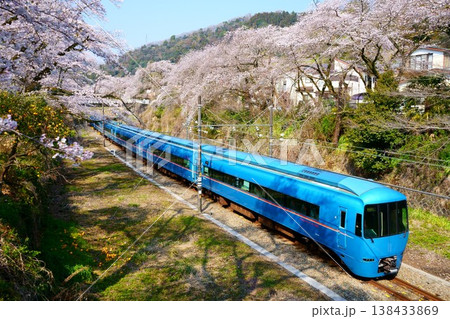 山北の桜並木と特急ふじさん（小田急6000形） 138433869