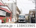 細い路地で進むアパート解体工事とトラック搬出の様子1 138433905