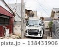 細い路地で進むアパート解体工事とトラック搬出の様子2 138433906
