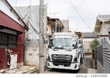 細い路地で進むアパート解体工事とトラック搬出の様子2 138433906